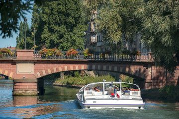 Fototapeta na wymiar Boat ride on Ill river in Strasbourg