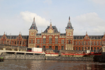 Obraz premium blick auf ein historisches gebäude in amsterdam niederlande fotografiert während einer sightseeing tour in amsterdam niederlande
