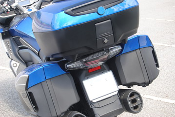 Mota de viagem - vista da traseira de uma mota com malas laterais - cores azuis