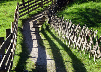 Holzzäune im Bauerngarten - wooden fences in a farm garden