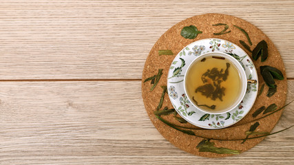 Зеленый чай с чашке с блюдцем с цветочным рисунком