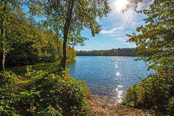 Panorama am herbstlichen See, Sonnendurchflutet