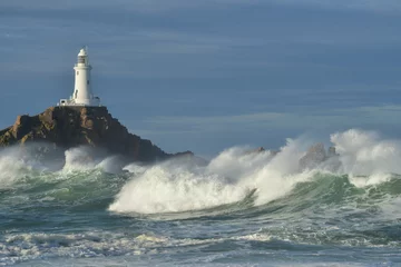 Papier Peint photo Phare Phare de La Corbiere, Jersey, Royaume-Uni La tempête Callum fouette l& 39 océan Atlantique.