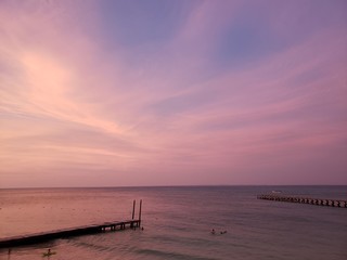Fototapeta premium PINK SKY AT SUNSET IN THE CARIBBEAN SEA.