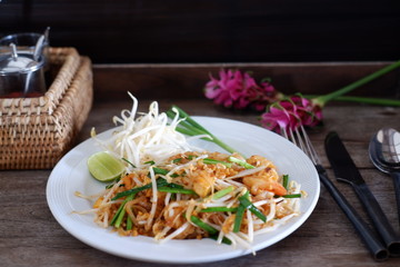 pad thai with shrimp