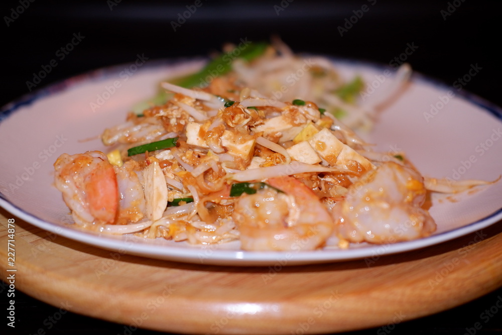 Wall mural pad thai with shrimp