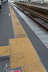 日本の駅のホームの点字ブロック