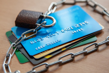 Credit cards are locked and chain locked. Limit of access to the use of electronic money.