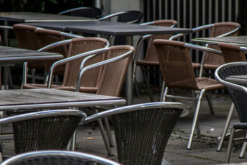 Stühle aus Metall und Korbgeflecht in einem Biergarten