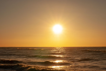 Traumhafter Sonnenaufgang am Meer