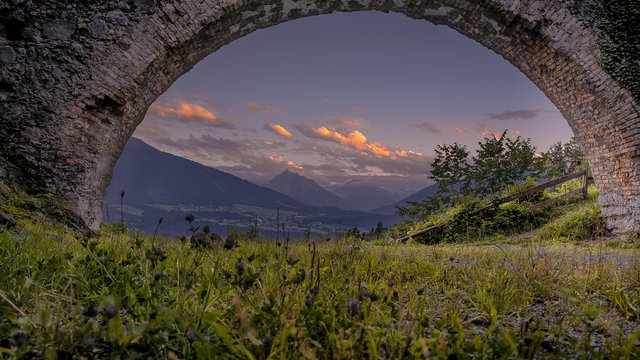 Burgruine Thaur - Ruine Thaur in Tirol mit Inntal Blick