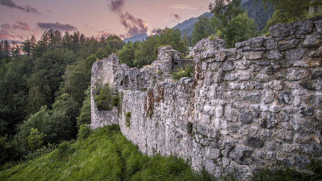 Burgruine Thaur - Ruine Thaur in Tirol mit Inntal Blick
