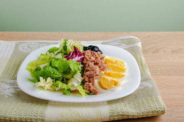 Tuna salad with egg, black olives and greens