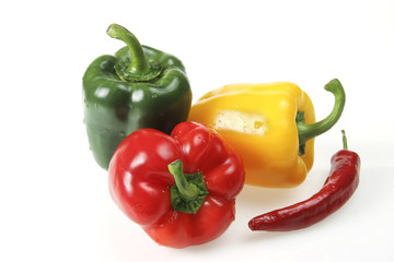 bunte Paprika und Peperoni auf weißem Hintergrund