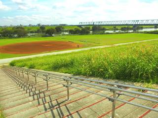 Obraz premium 石段のある土手と江戸川河川敷風景