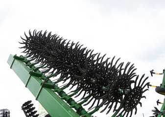 Rotary tooth harrow
