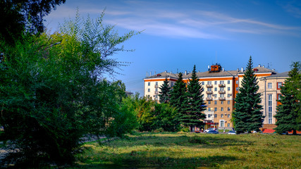 Obraz premium a large building behind the trees
