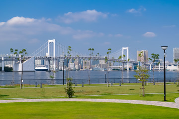 豊洲ぐるり公園とレインボーブリッジ