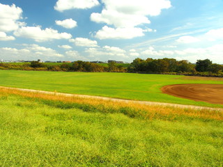 野球場のある秋の江戸川河川敷風景
