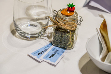 Tavolo di ristorante apparecchiato con barattolo di spezie