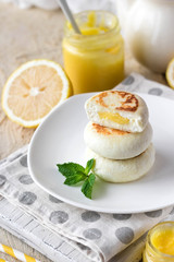 Cheesecakes on rice flour with lemon kurd for breakfast