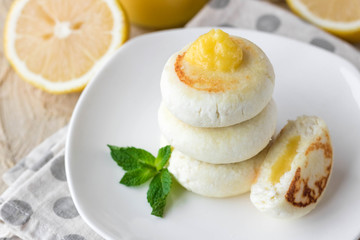 Cheesecakes on rice flour with lemon kurd for breakfast
