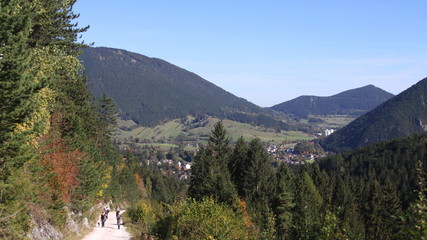 Fototapeta na wymiar tourists in the mountains in Austria in summer