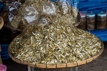 Laos - getrocknete Fische auf der Fahrt von Vang Vieng nach Vientiane