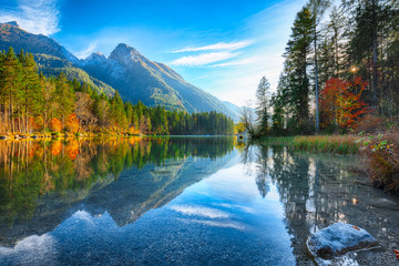 Fototapeta premium Fantastyczny jesienny zachód słońca nad jeziorem Hintersee