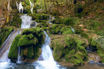 Fototapeta na wymiar Cascadas de la Tobería en la sierra de Entzia, Álava, España