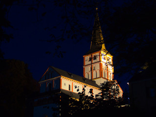 Fototapeta na wymiar Doppelkirche Schwarzrheindorf bei Nacht