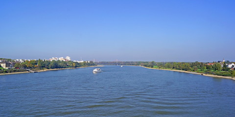 BONN am Rhein mit Rheinblick Richtung Köln