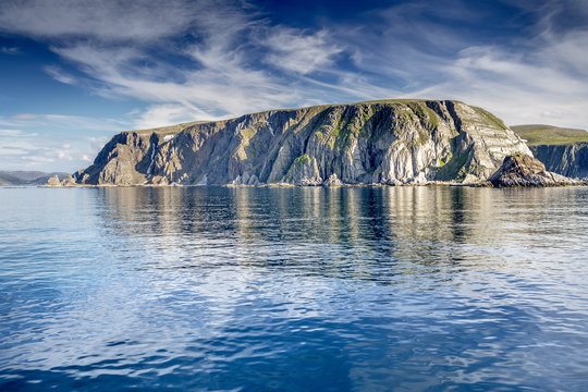 Landschaft mit Meer und Inseln auf dem Seeweg von Honningsv&aring;g nach Kj&oslash;llefjord