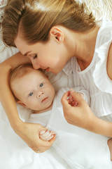 Obraz na płótnie Canvas Beautiful woman with a baby 