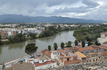 Obraz premium Top view of the Ebro River and the city of Tortosa.