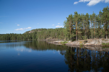 Obraz premium Kuutinlahti lake in the background Mustalamminvuori
