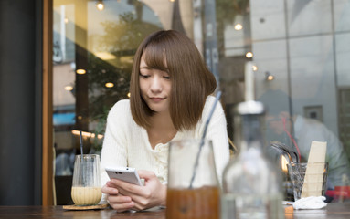 女性・カフェ・スマホ