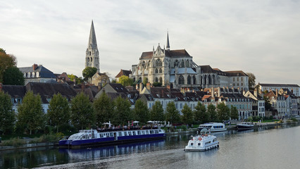 L'abbaye Saint-Germain et les quais de l'Yonne au soleil couchant d'octobre