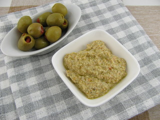 Selbstgemachte Olivenpaste mit Joghurt