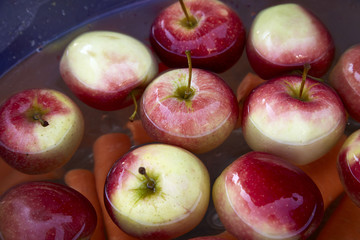 Apfel rot gelb gesund frisch schwimmend