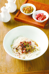 Noodles with chili meat sauce