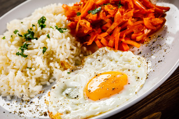 Fried egg with rice and vegetables