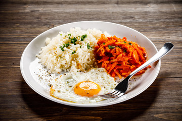 Fried egg with rice and vegetables