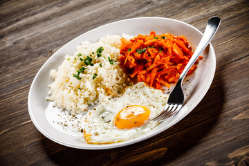 Fried egg with rice and vegetables