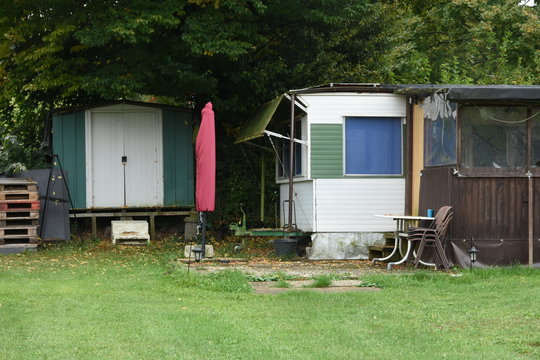 stacaravan met schuurtje en veranda op Duitse camping