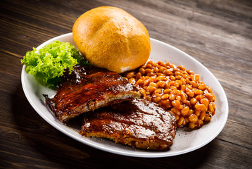Tasty grilled ribs with vegetables