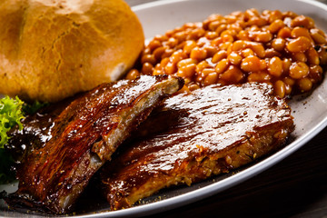 Tasty grilled ribs with vegetables