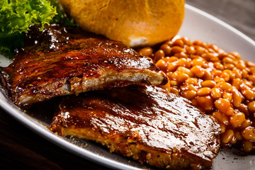 Tasty grilled ribs with vegetables