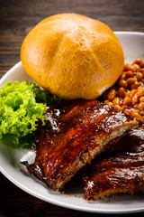 Tasty grilled ribs with vegetables
