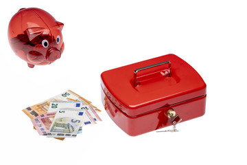 Geldscheine mit Geldkassette und Sparschwein